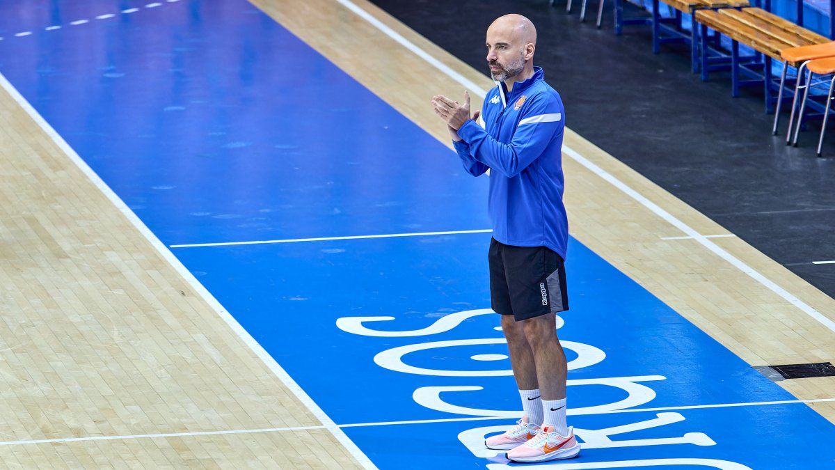 Juste aplaude a sus jugadores durante un entrenamiento. SANTI OTERO