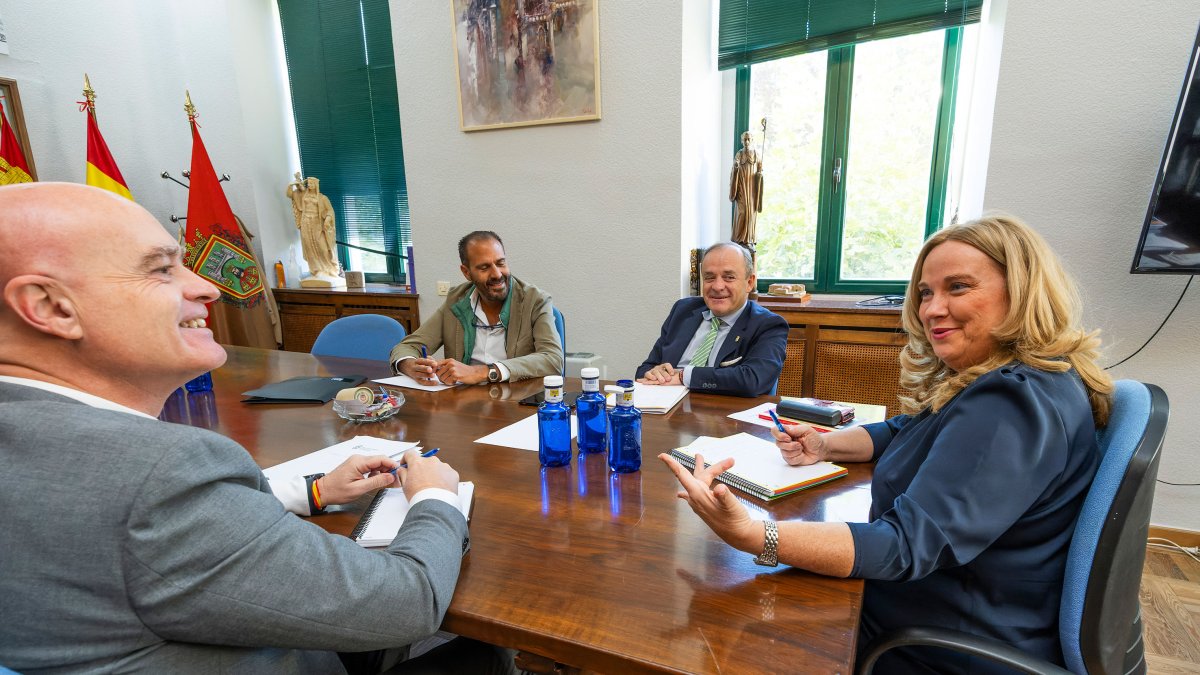 Un momento de la reunión entre los concejales del PP y de Vox, en el despacho de Alcaldía, para tratar sobre el presupuesto de 2026.
