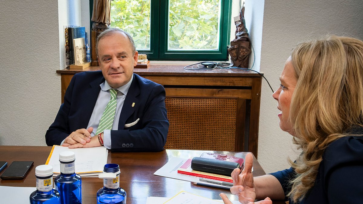 Fernando Martínez-Acitores, portavoz de Vox, escucha a la alcaldesa, Cristina Ayala, en la primera reunión sobre el presupuesto 2026.