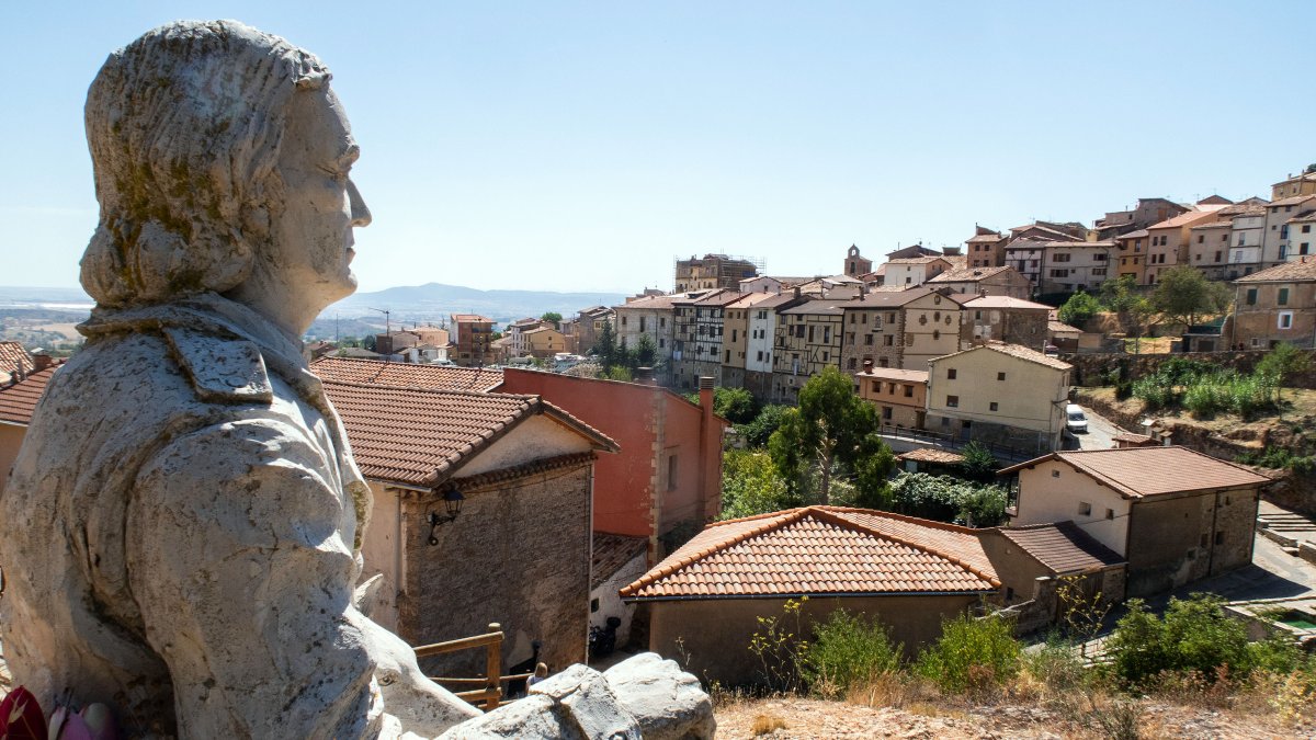 Estatua del naturalista Félix Rodríguez de la Fuente en Poza de la Sal.