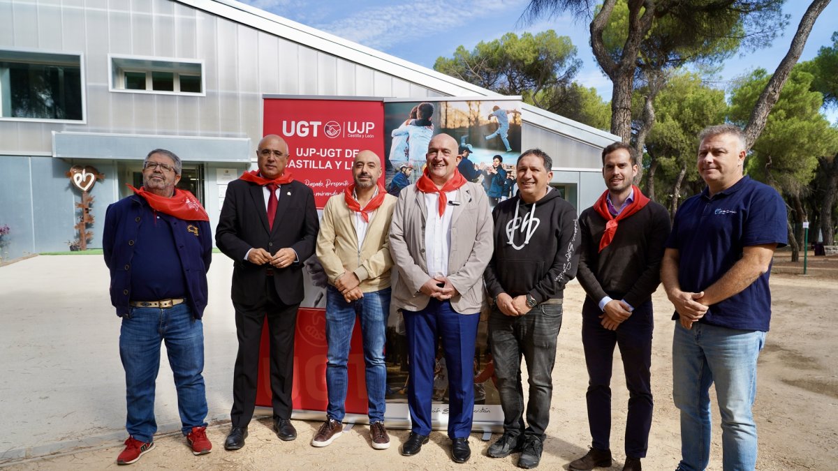 El secretario general de UGT Castilla y León, Óscar Lobo, y el fundador de la Fundación Eusebio Sacristán, Eusebio Sacristán, celebran un encuentro entre ambos organismos, al que también acude el alcalde de Valladolid, Jesús Julio Carnero.