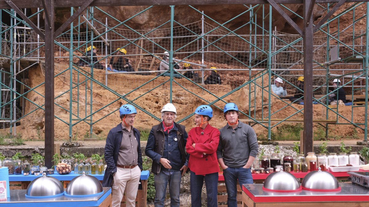 Los presentadores de MasterChef y Arsuaga antes de los famosos cocinasen como en la Prehistoria en el corazón de Atapuerca.