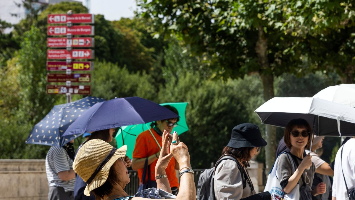 Un grupo de turistas extranjeros por el centro de la ciudad el pasado mes de agosto.