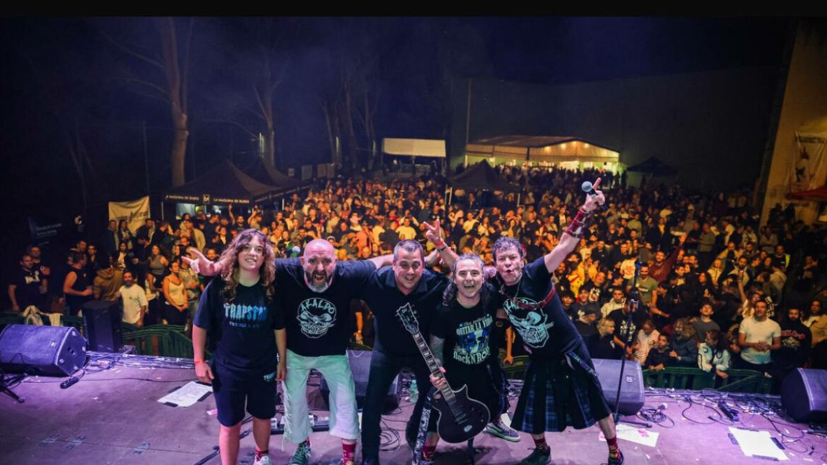 El grupo de rock burgalés Akaldo, después de darse un baño de masas.