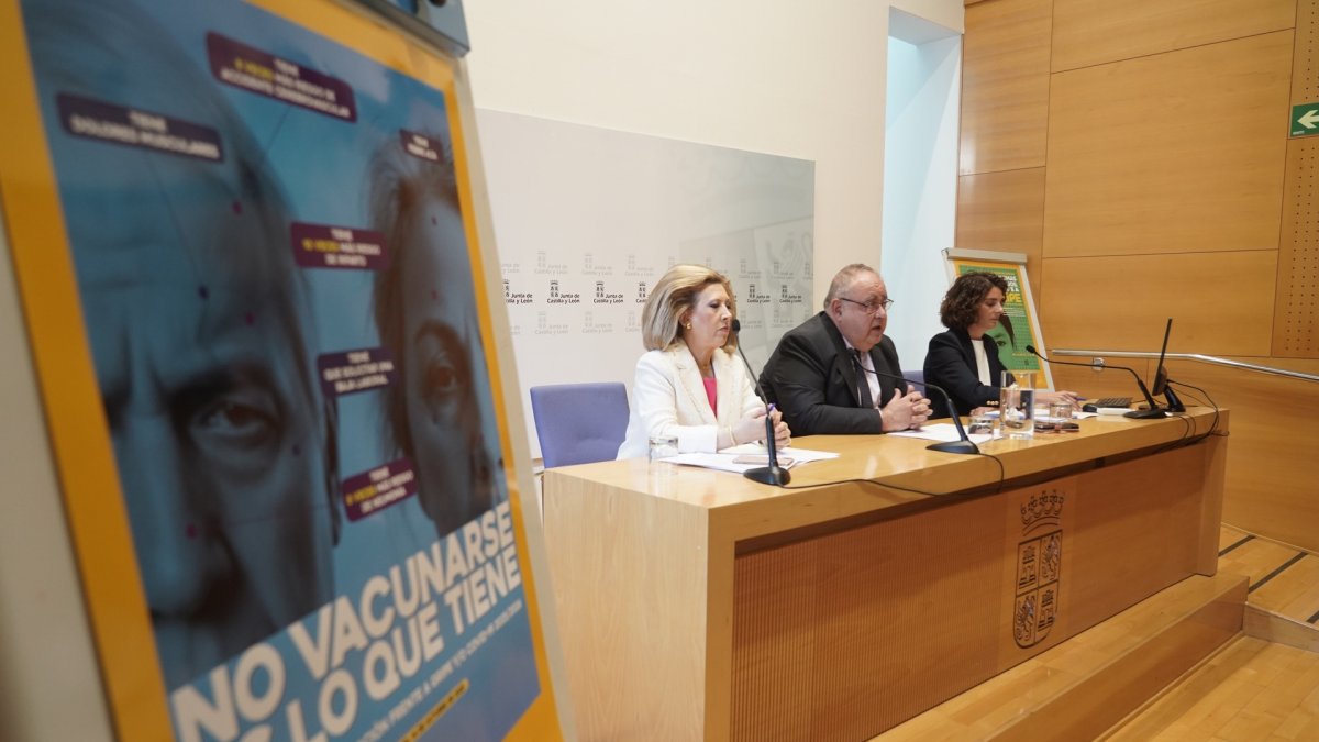 El consejero de Sanidad, Alejandro Vázquez Ramos, presenta la campaña de vacunación de la gripe, la COVID-19 y el VRS.