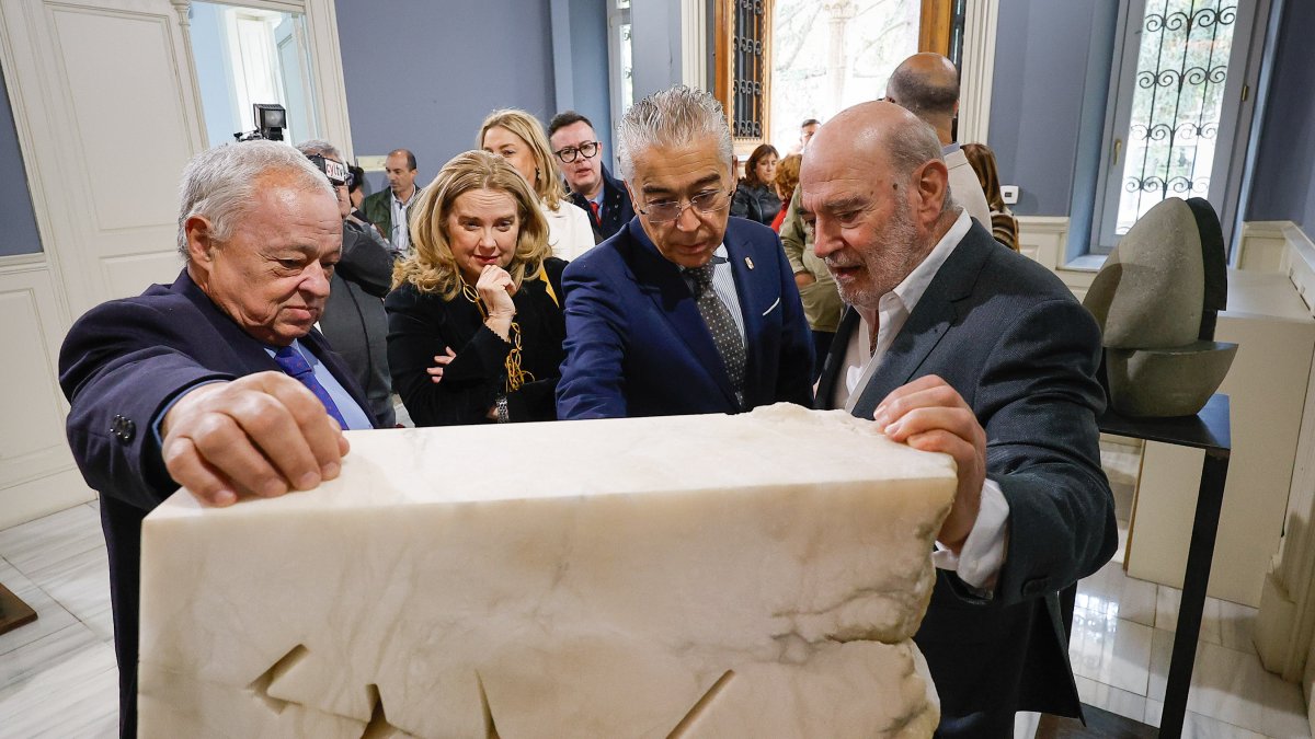 Alberto Bañuelos (d) explica a Gonzalo Santonja, Cristina Ayala y Roberto Saiz, una de las once esculturas que conforman la exposición 'In custodiaverbi. Bendita la locura de la piedra'.
