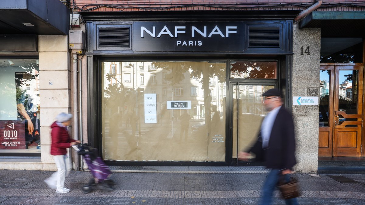 Un cartel anuncia la próxima apertura de otro comercio en el mismo local.