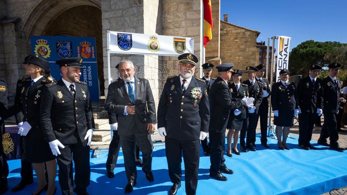 El comisario jefe de Burgos, Jesús María Nogales, junto al subdelegado del Gobierno, Pedro de la Fuente, y agentes de su equipo en la celebración de los Ángeles Custodios.