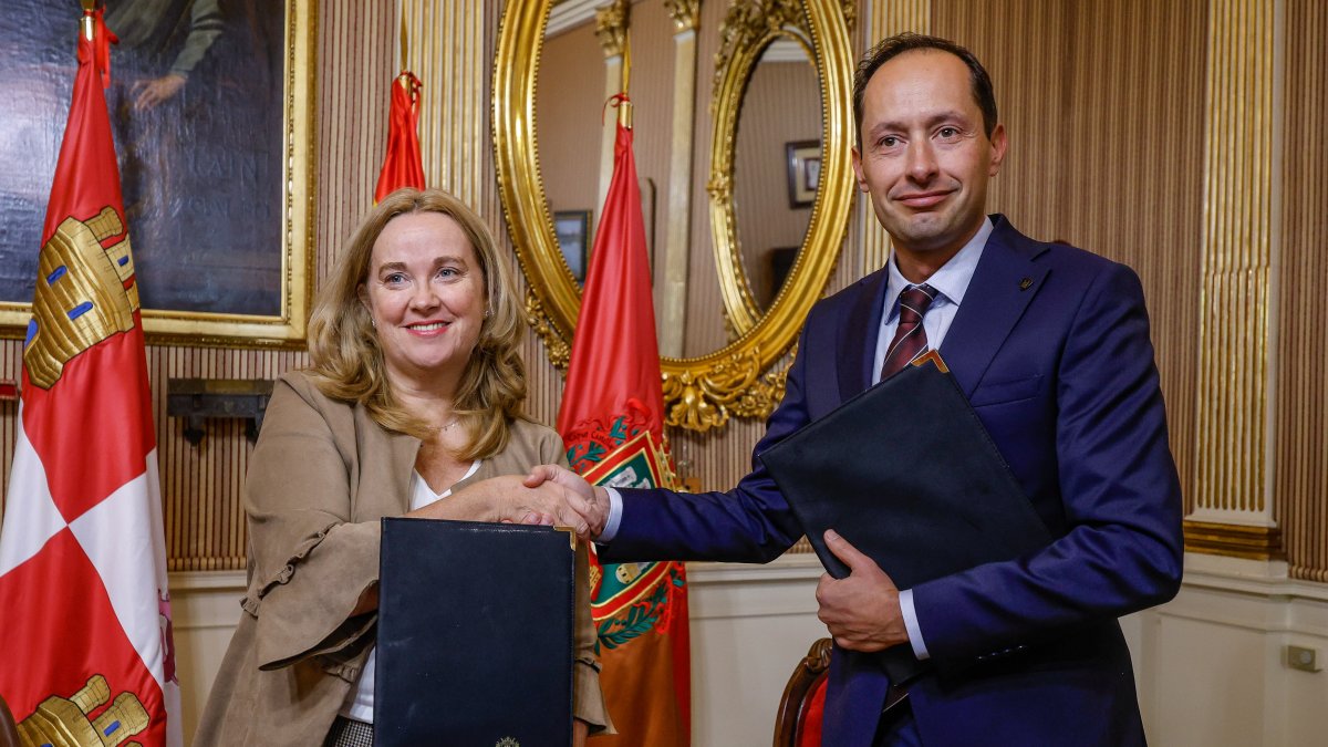 Ayala y Martín durante la firma del convenio de colaboración.