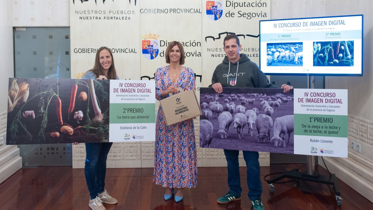 La fotógrafa Estefanía de la Calle, la dipurtada magdalena Rodríguez y el fotógrafo Rubén Llorente.