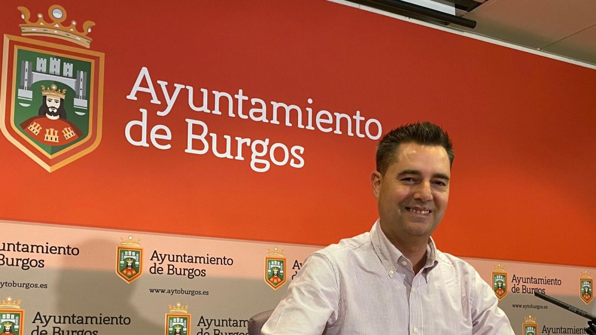 Daniel de la Rosa (PSOE), en rueda de prensa, en el Ayuntamiento de Burgos.