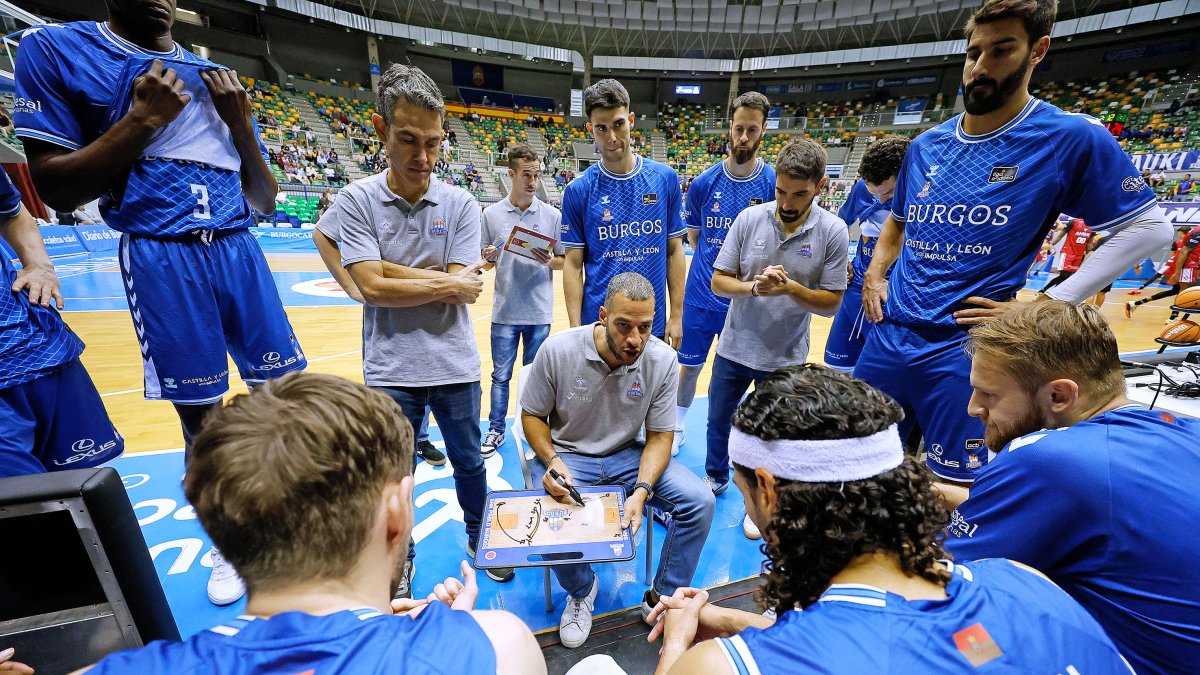 Savignani, dando instrucciones a sus jugadores durante un tiempo muerto en el partido ante Zaragoza en el Coliseum.