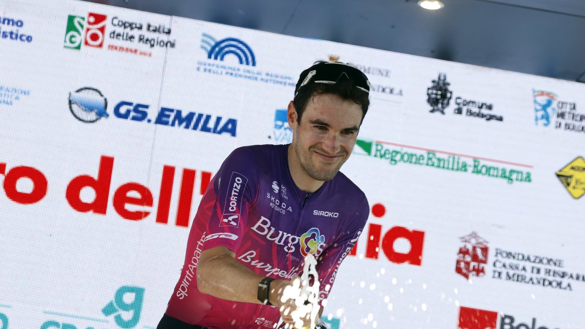 Sinuhé Fernández, en el podio del Giro de Emilia.