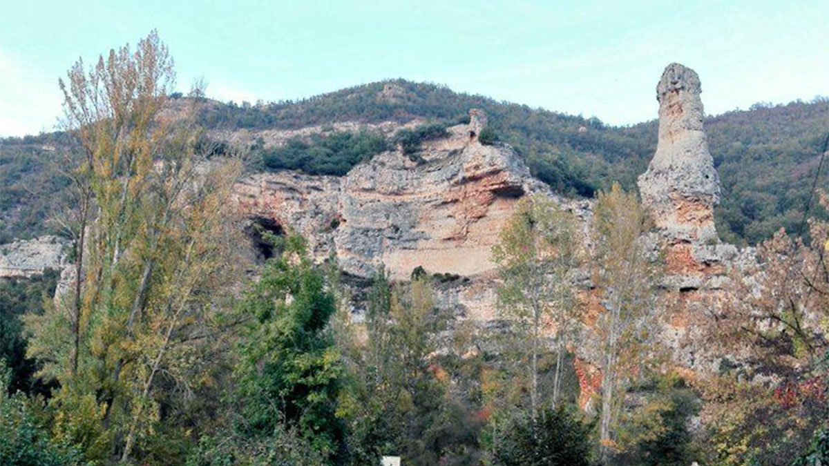 Camino al Pozo Azul podemos ver una gran roca vertical conocida como el ‘Perentón’