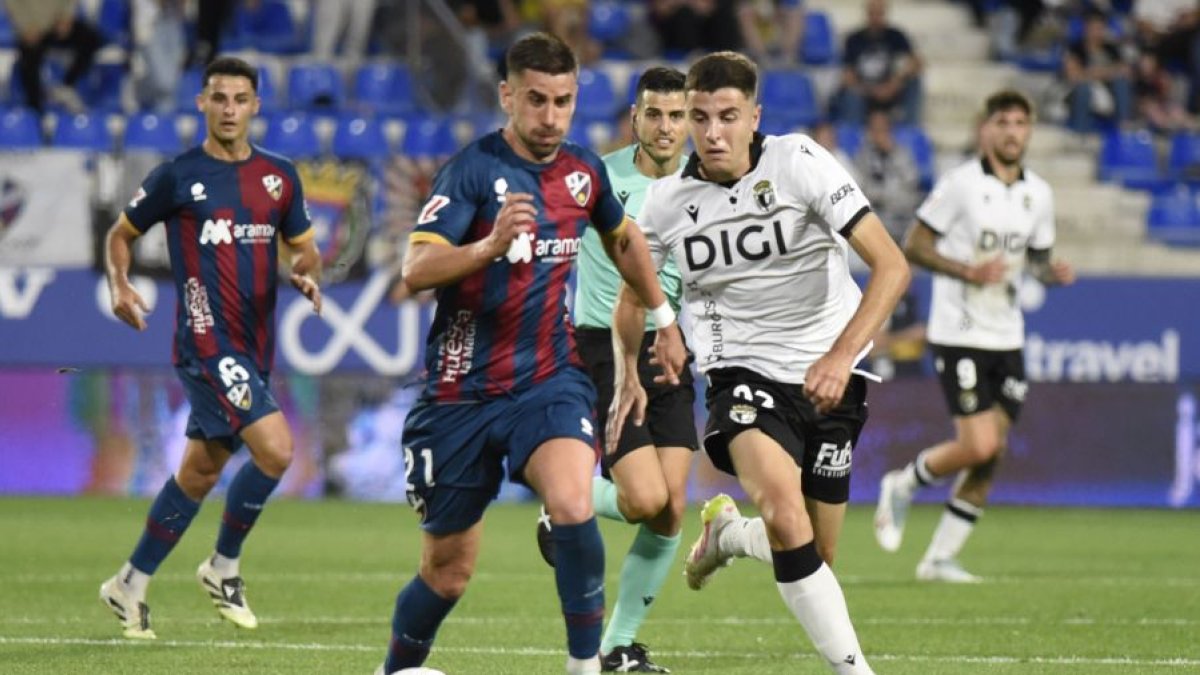 Imagen del partido entre el Huesca y el Burgos CF.