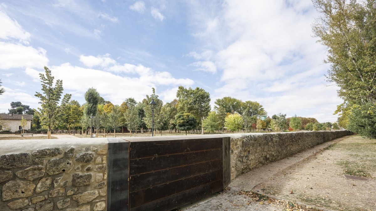 Puerta del parque del Parral, en el paseo de la Universidad de Burgos.