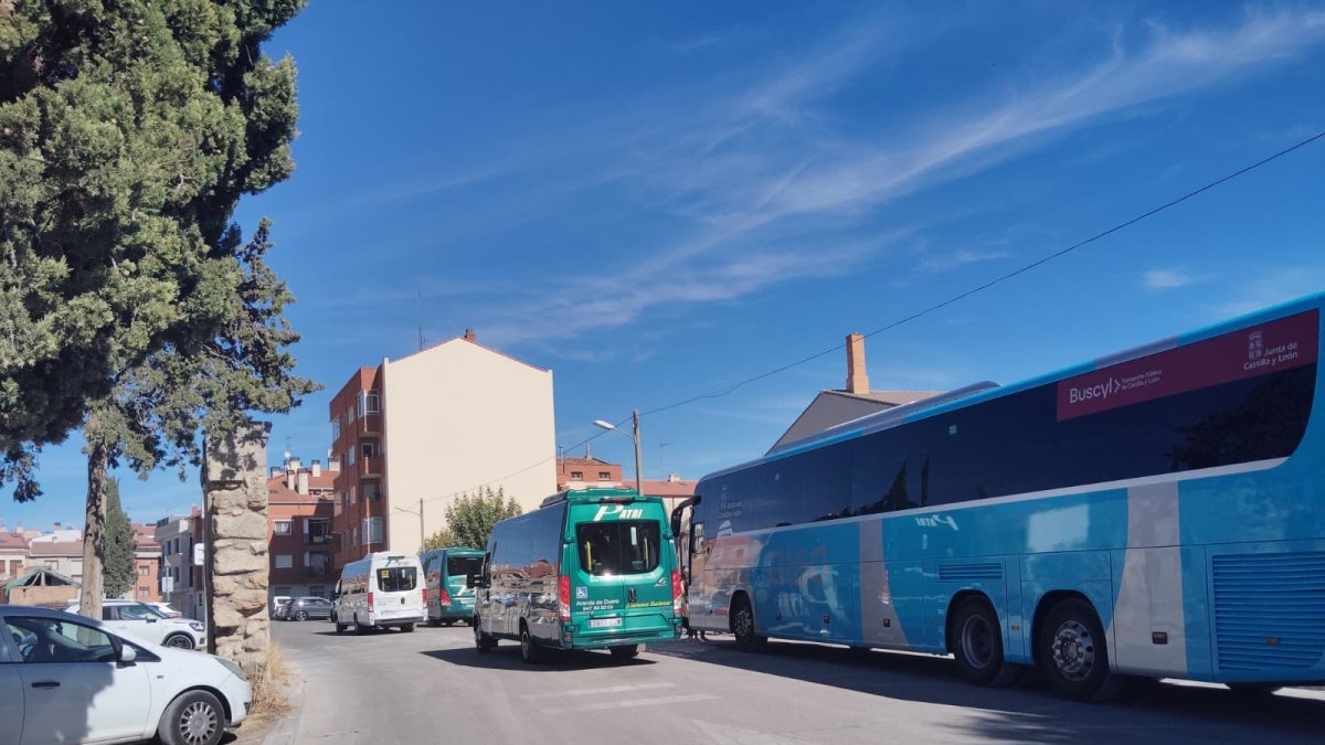 Uno de los problemas del barrio es acondicionar el acceso de los autobuses al colegio.
