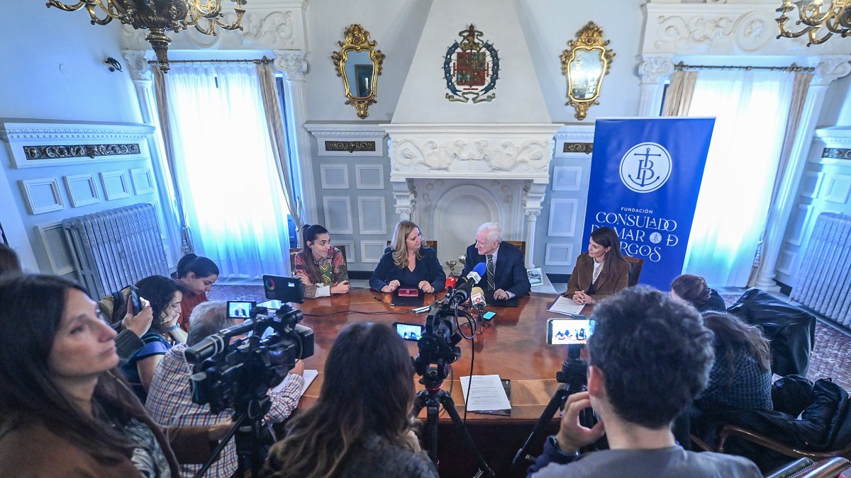 La alcaldesa de Burgos, Cristina Ayala, y el presidente de la Fundación Consulado del Mar, Antonio Méndez Pozo firman un convenio de colaboración