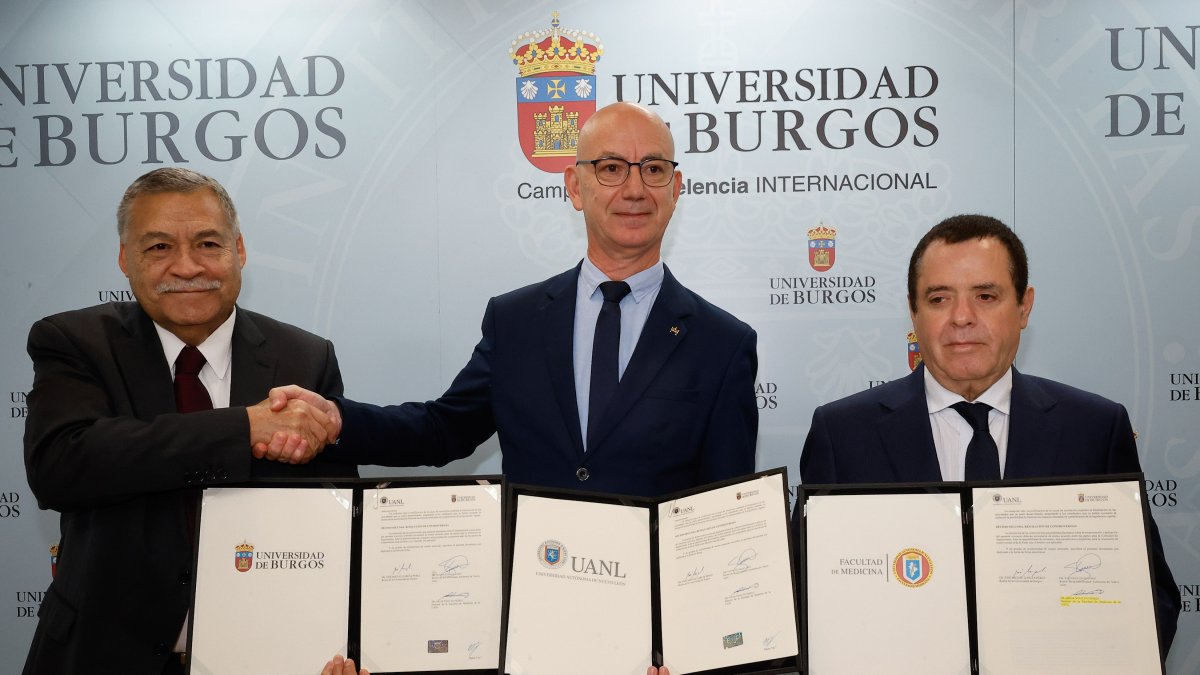 Instante de la firma del convenio entre los máximos representantes de ambas universidades.