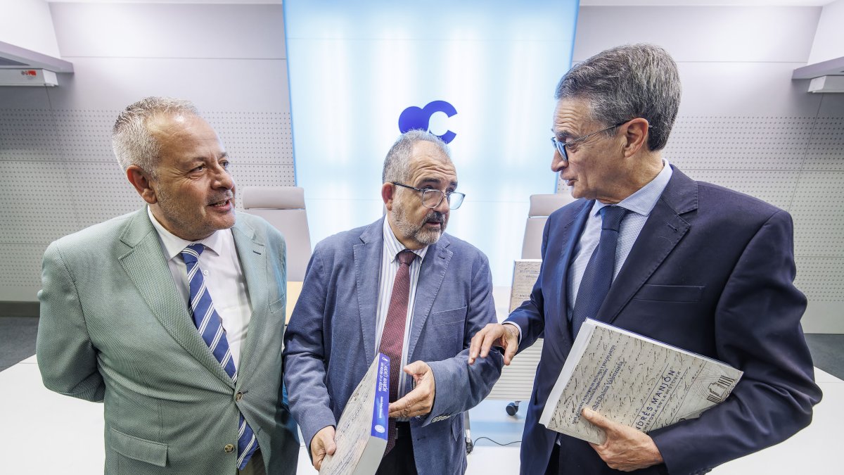 El autor del libro 'Andrés Manjón. Una historia en la historia', Andrés Palma, en el centro, con René Payo (Institución Fernán González) y Emilio de Domingo (Fundación Círculo).