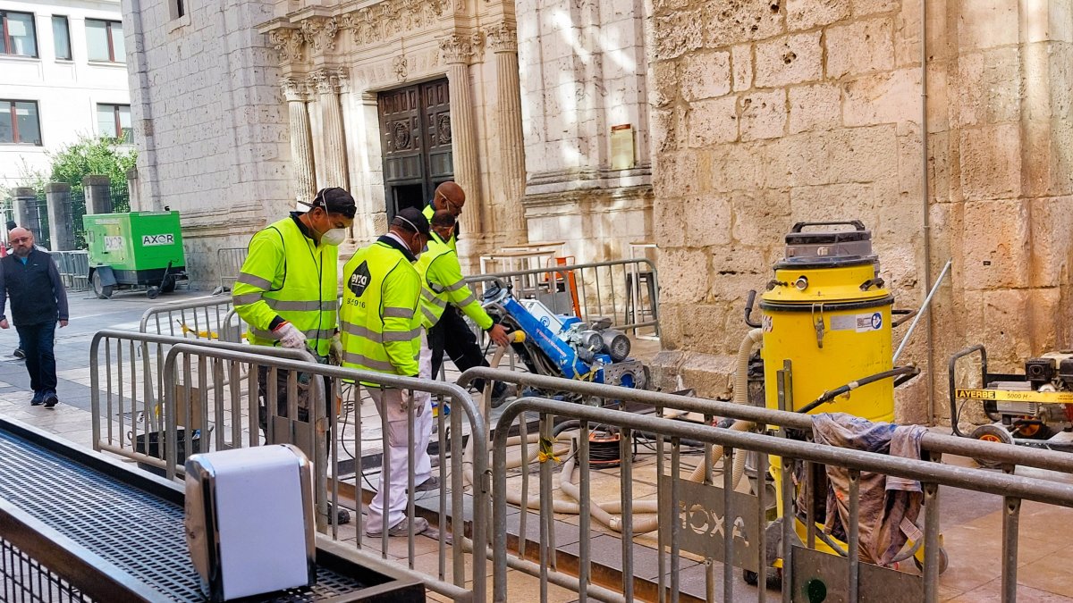 Obras para la instalación del pavimento podotáctil en la calle San Lorenzo.