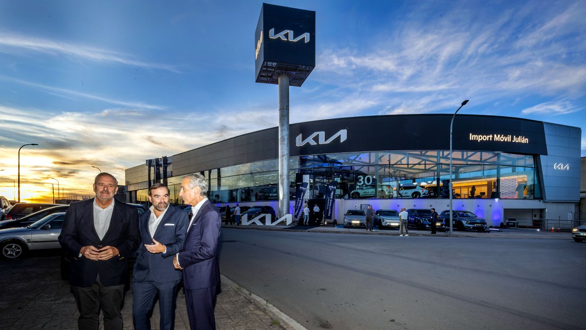 Julián Alonso con los responsables de KIA España, a las puertas del concesionario de la marca en Burgos.