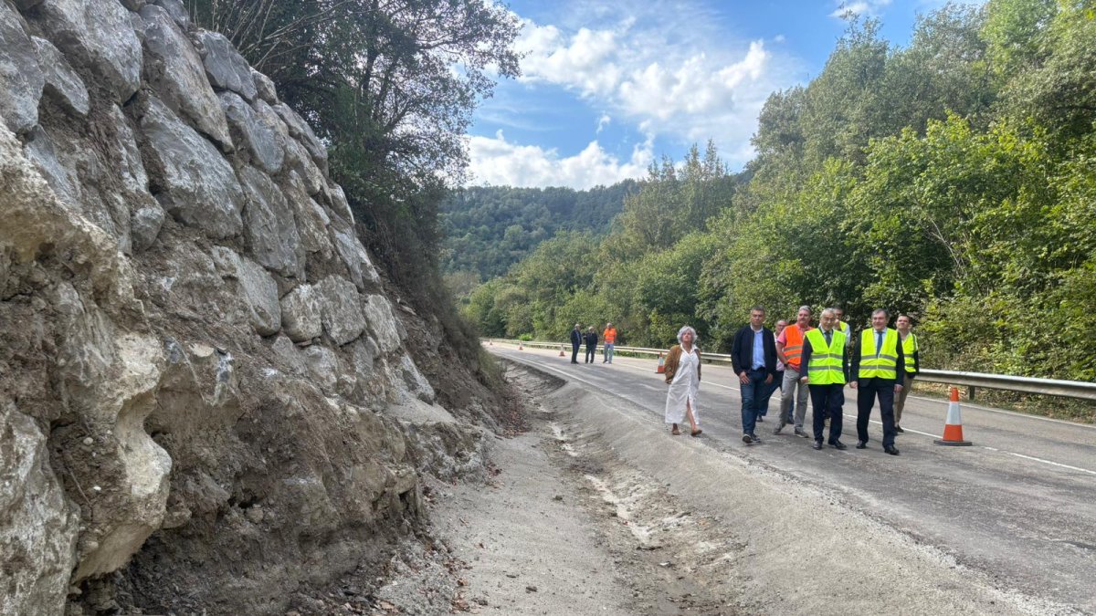 El director general de Carreteras de Castilla y León acudió a comprobar cómo han finalizado las obras de consolidación del talud en la carretera BU-550.