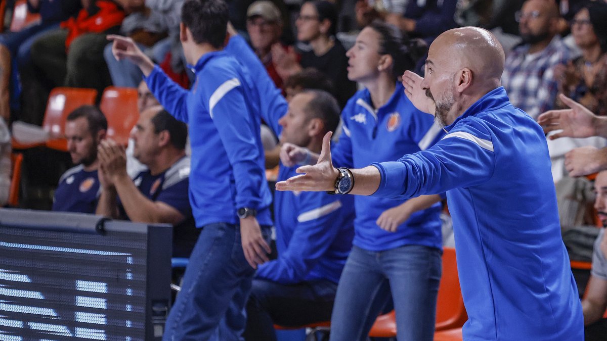 Jordi Juste gesticula en la banda de El Plantío durante el partido ante Melilla.