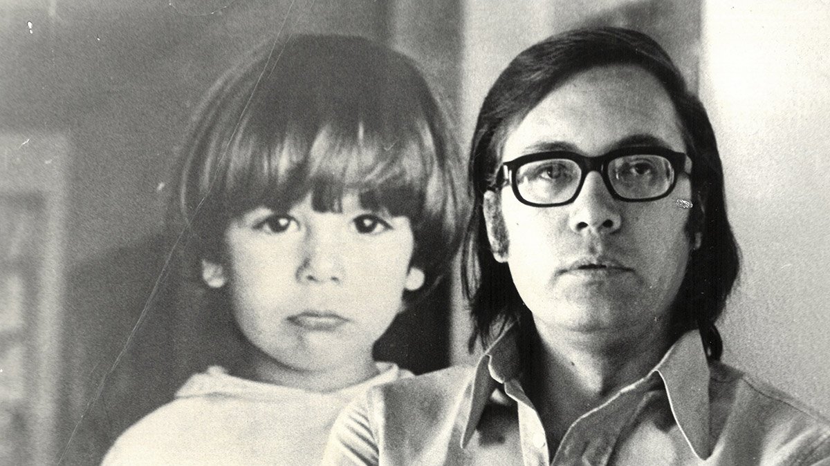 Francisco Umbral, posando ante una fotografía de su hijo Pincho.