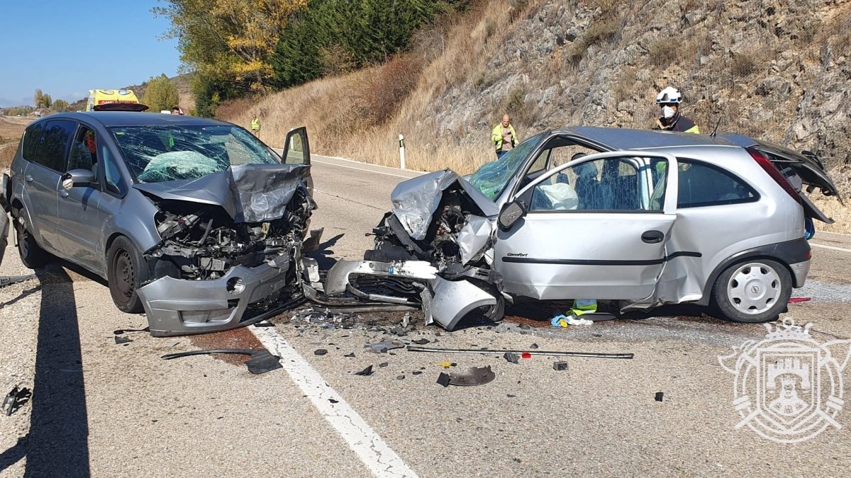 Los bomberos de Burgos acudieron al lugar del suceso para proceder a la excarcelación de los ocupantes de uno los vehículos accidentados.