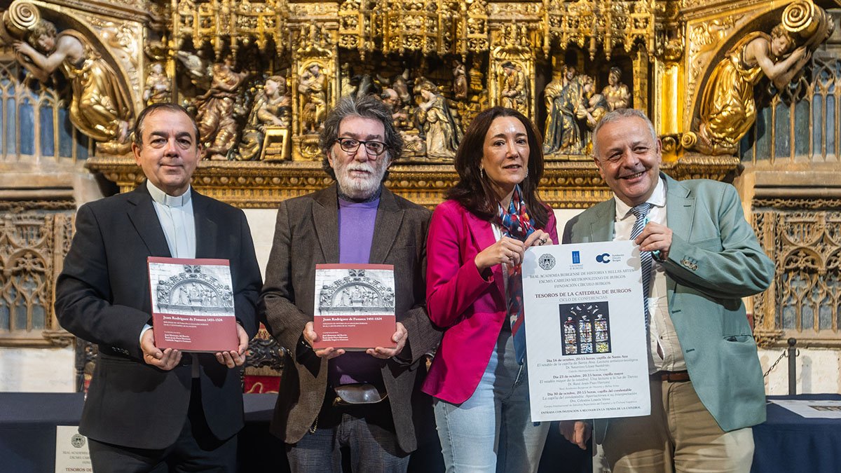 De i. a d., Félix Castro, José Matesanz, Laura Sebastián y René Jesús Payo, con el cartel del ciclo y el libro presentados.