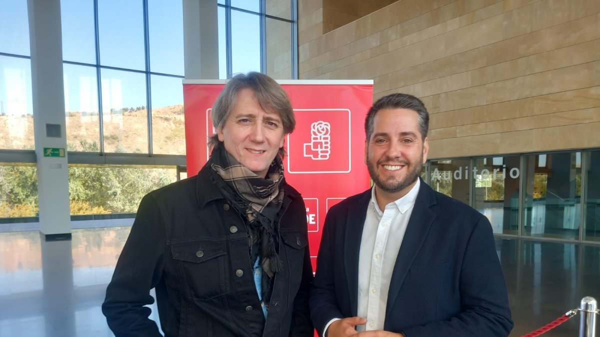 El secretario general del PSOE de Castilla y León y candidato a la Presidencia de la Junta, Carlos Martínez, junto al secretario general del PSOE riojano, Javier García.