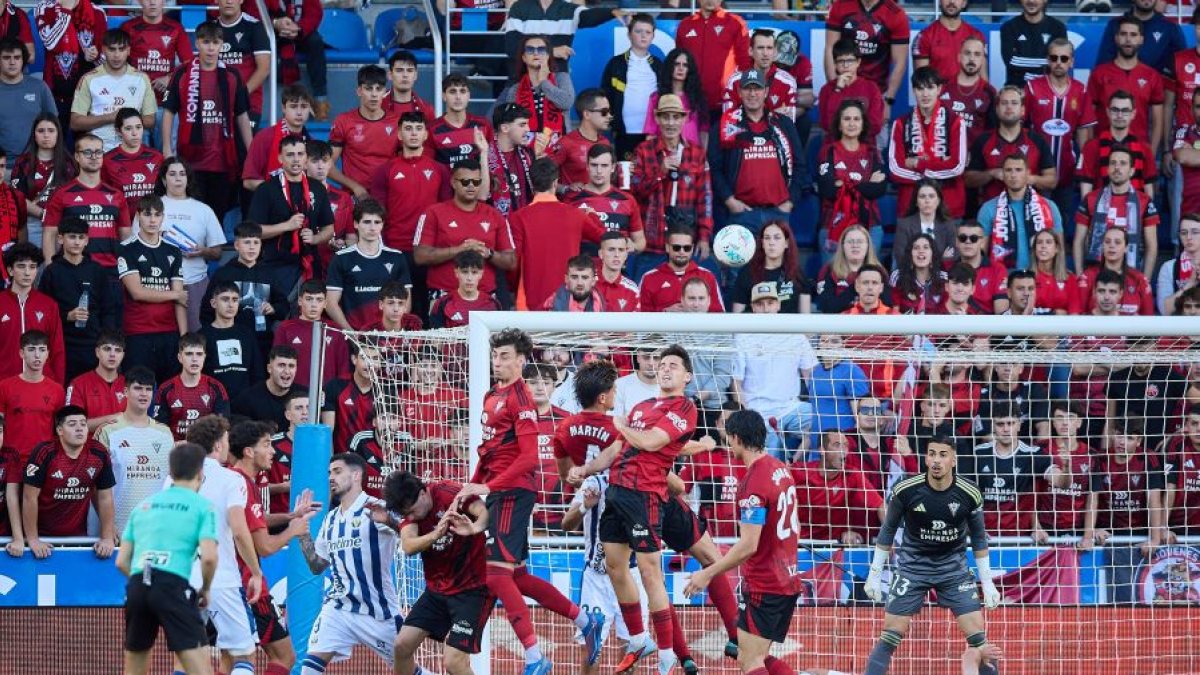Sin goles en Mendizorroza: el Mirandés puntúa pero sigue sin concretar arriba.