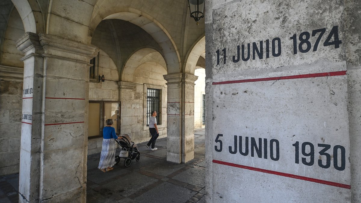 Marcas de las inundaciones sufridas en la ciudad en las columnas del Ayuntamiento.