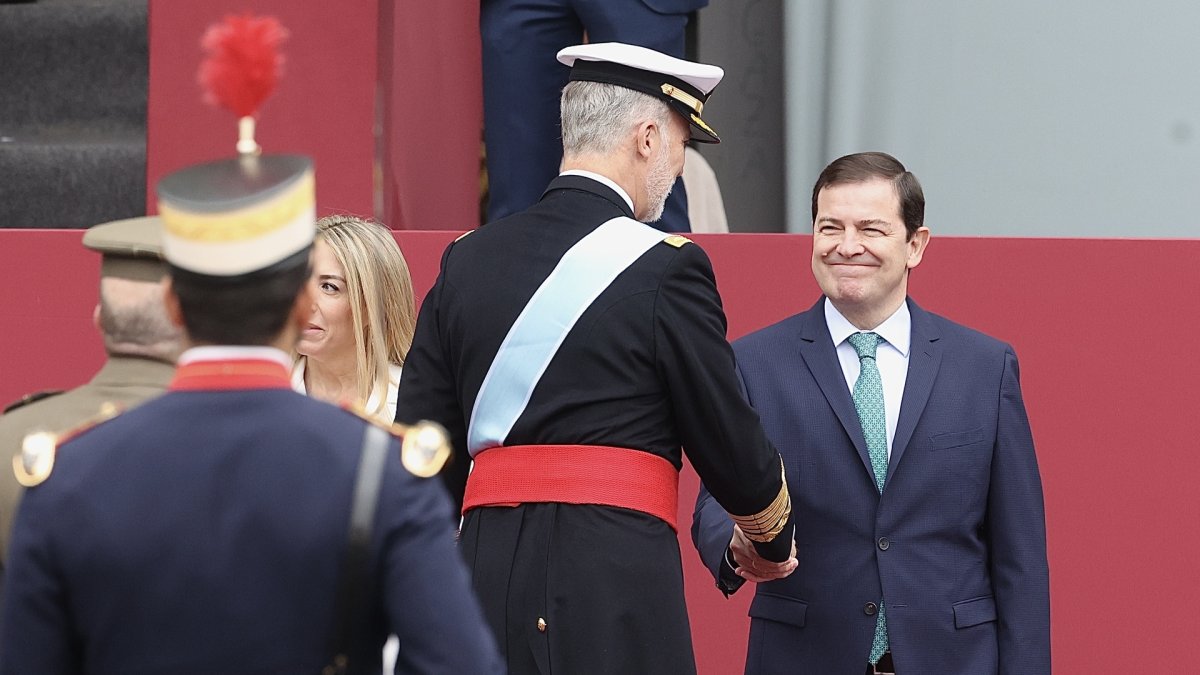 Los presidentes de la Junta, Alfonso Fernández Mañueco, y de las Cortes, Carlos Pollán, asisten al acto solemne de homenaje a la bandera nacional y al desfile militar con ocasión del día de la Fiesta Nacional.