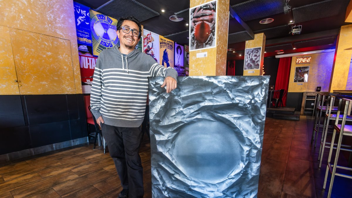 Gonzalo Silva, también conocido como Steven Vanderlook, con una de sus obras en El Estallido.