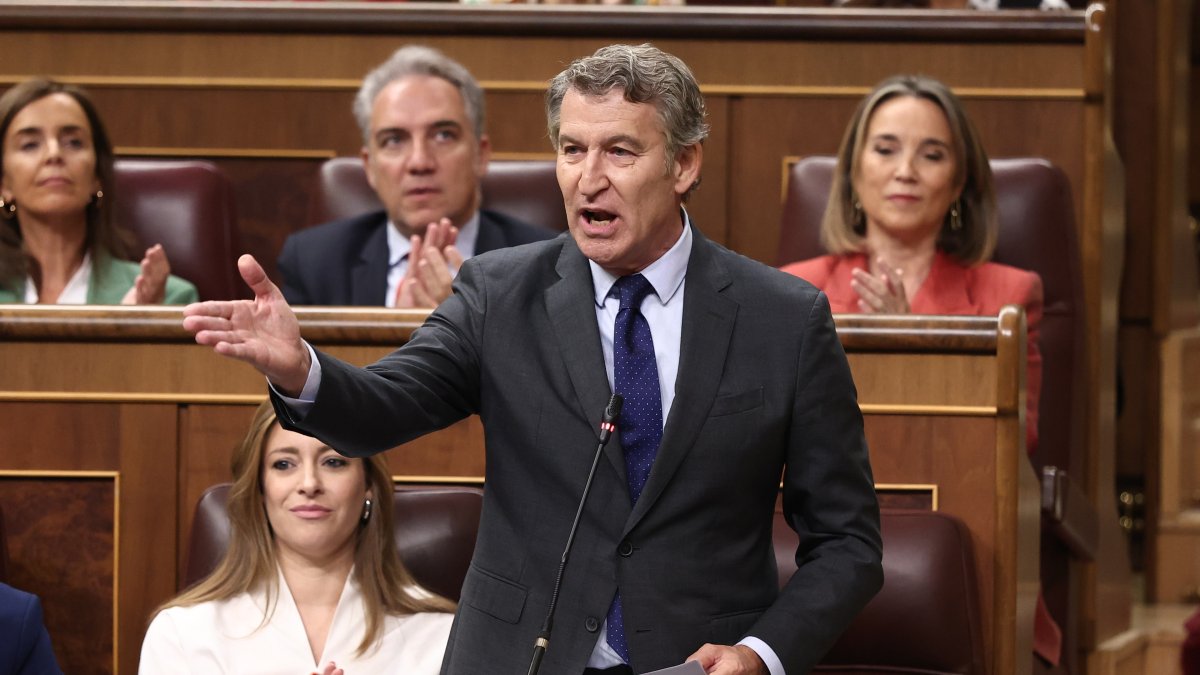 El presidente del Partido Popular, Alberto Núñez Feijóo, interviene durante una sesión de Control al Gobierno, en el Congreso de los Diputados, a 7 de octubre de 2025, en Madrid (España).