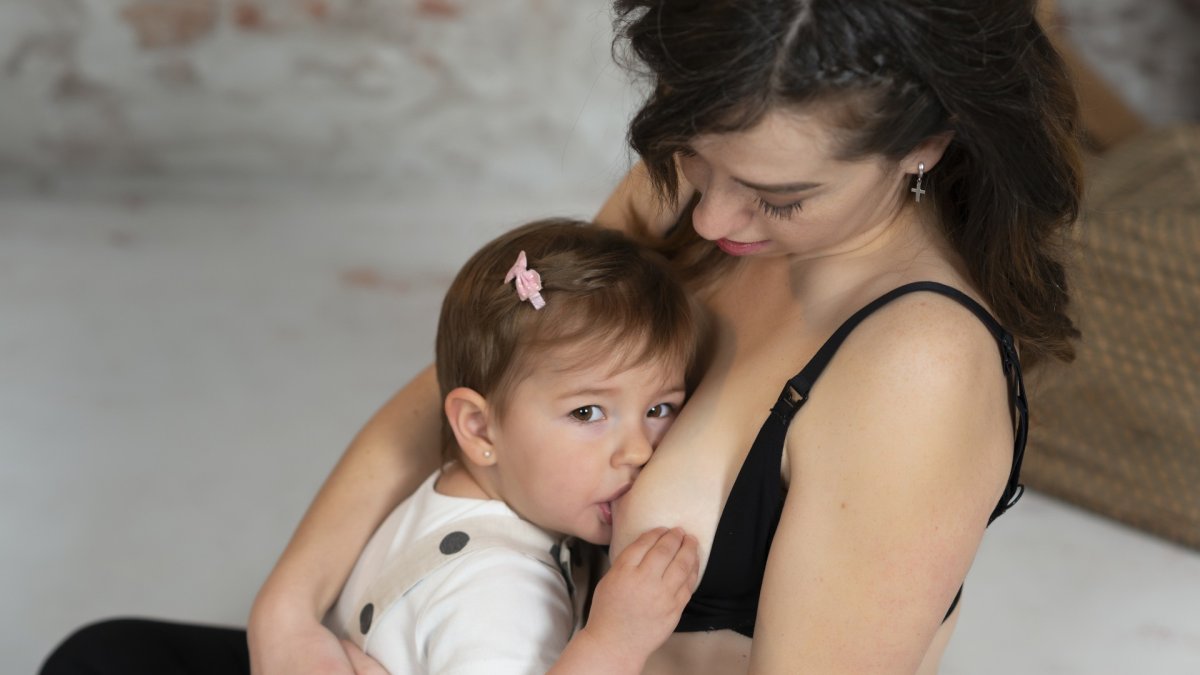 Rey amamanta a su hija.