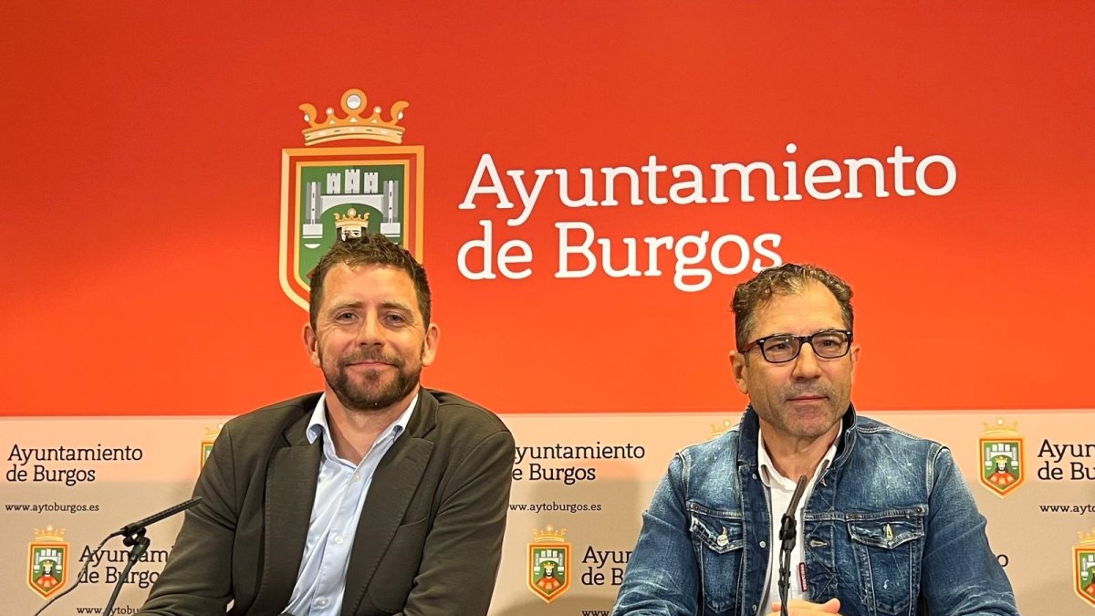 Josué Temiño y Julio César Arnaiz presentan las proposiciones al Pleno del mes de octubre.
