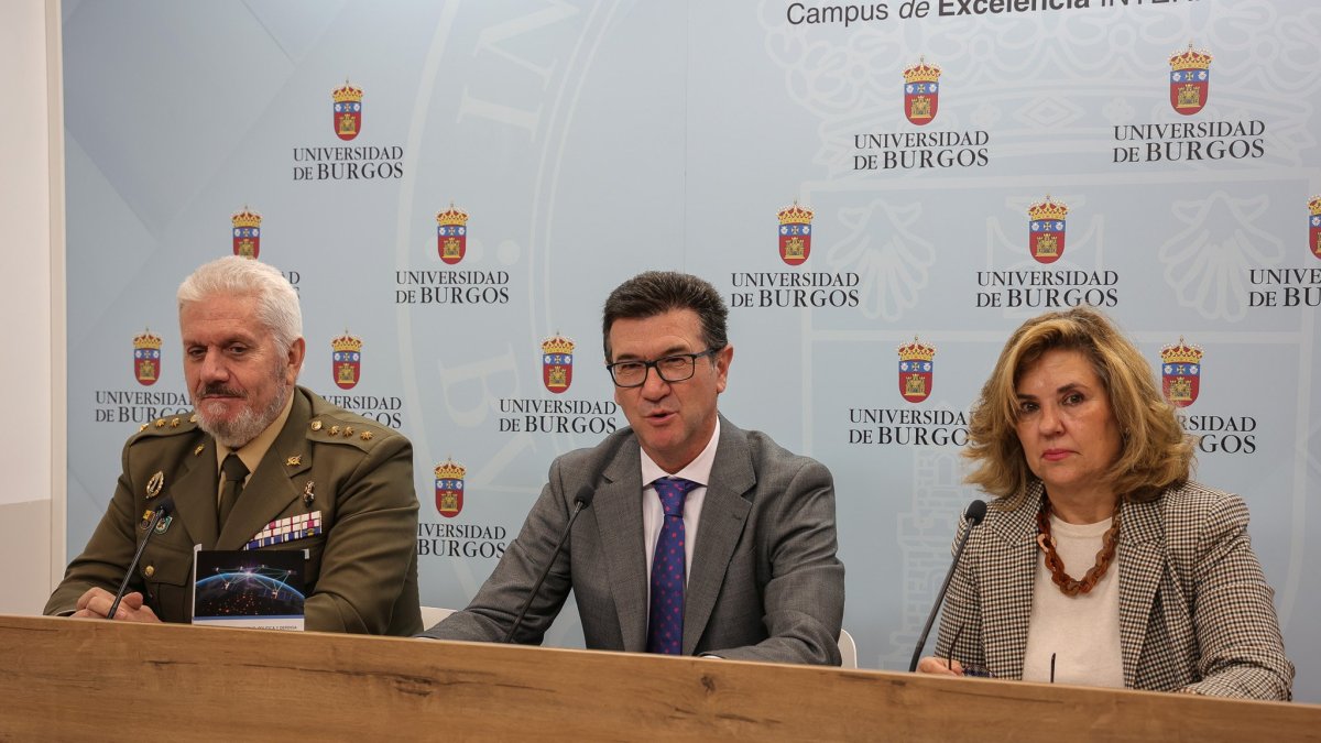 Francisco de Asís Ramírez, Félix Valbuena y Cristina Rodríguez, en la presentación de las Jornadas de Derecho, Política y Defensa.