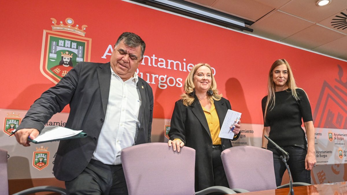 Juan Manuel Manso, Cristina Ayala y Carolina Álvarez, en la rueda de prensa para presentar la posición del equipo de Gobierno sobre la reforma de El Plantío.