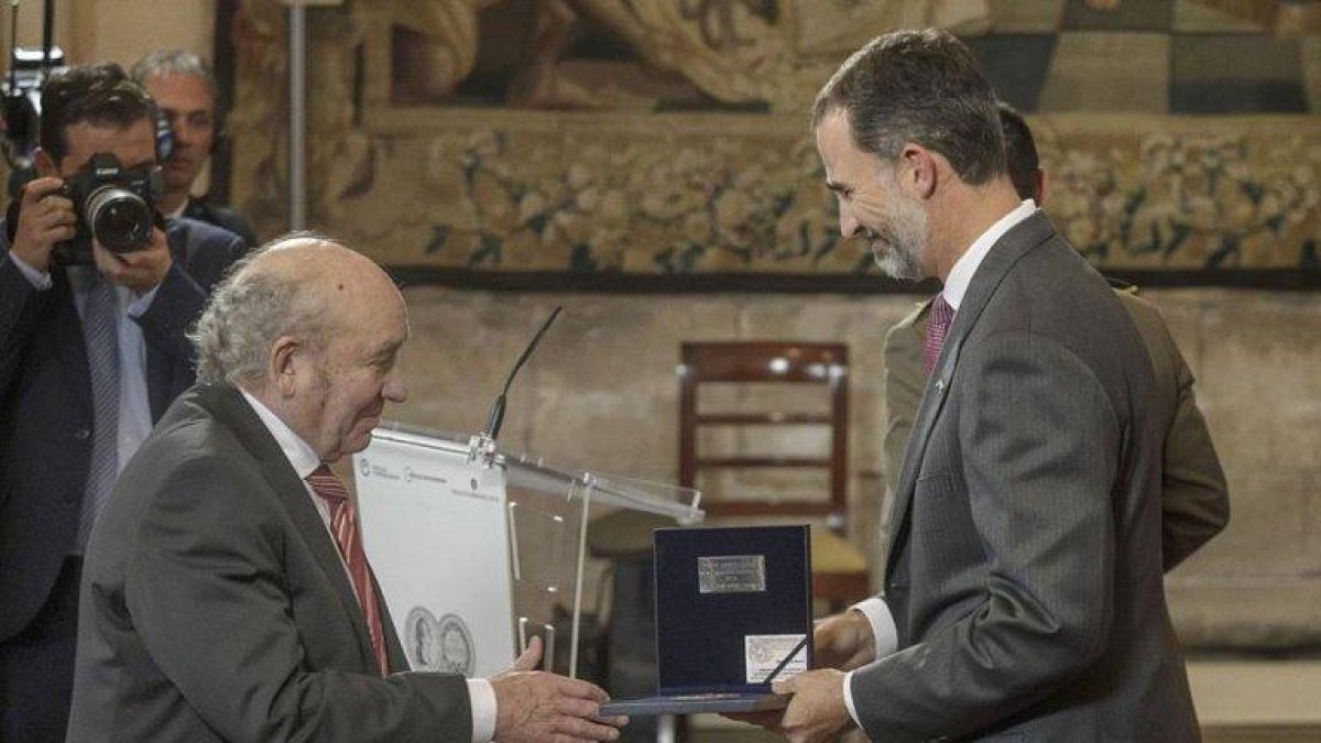 El Rey Felipe VI tras la entrega del premio Reino de España a la Trayectoria Empresarial a José Antolín. © EL CORREO DE