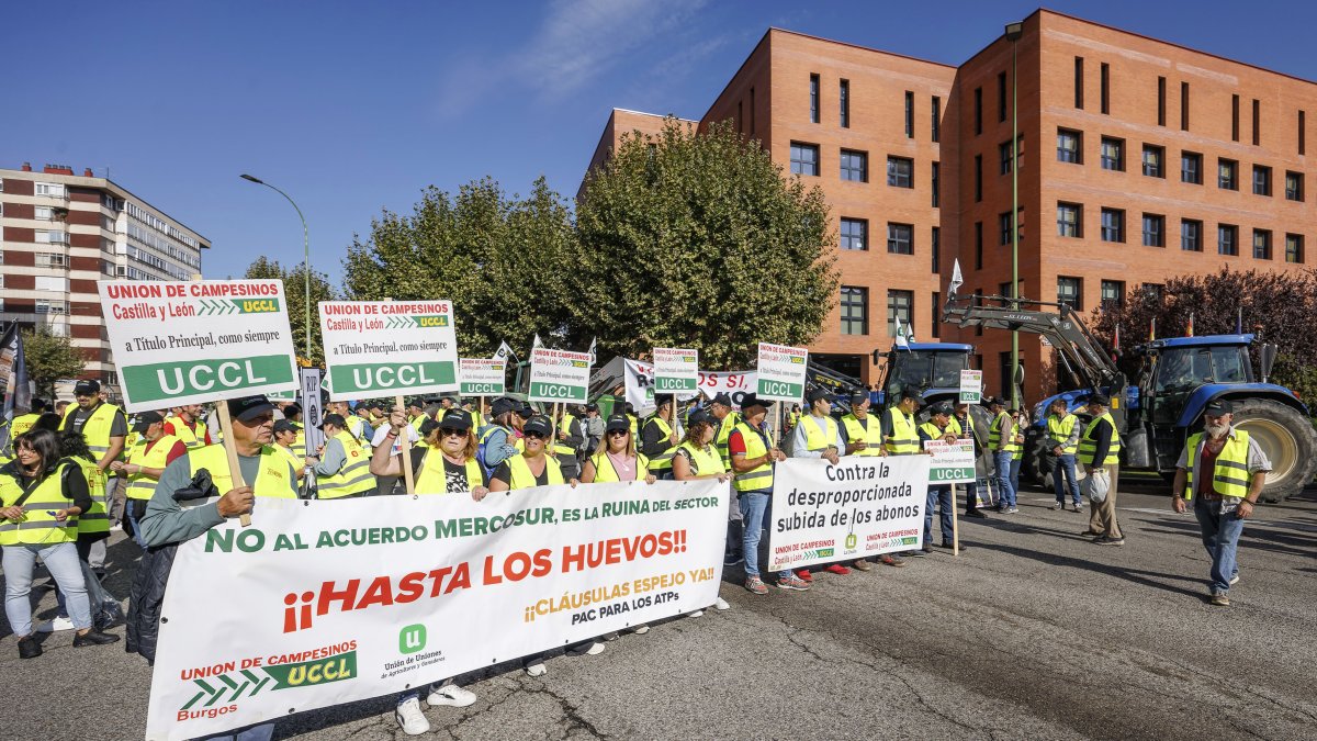 Concentración de UCCL frente a la Junta de Castilla y León en Burgos.