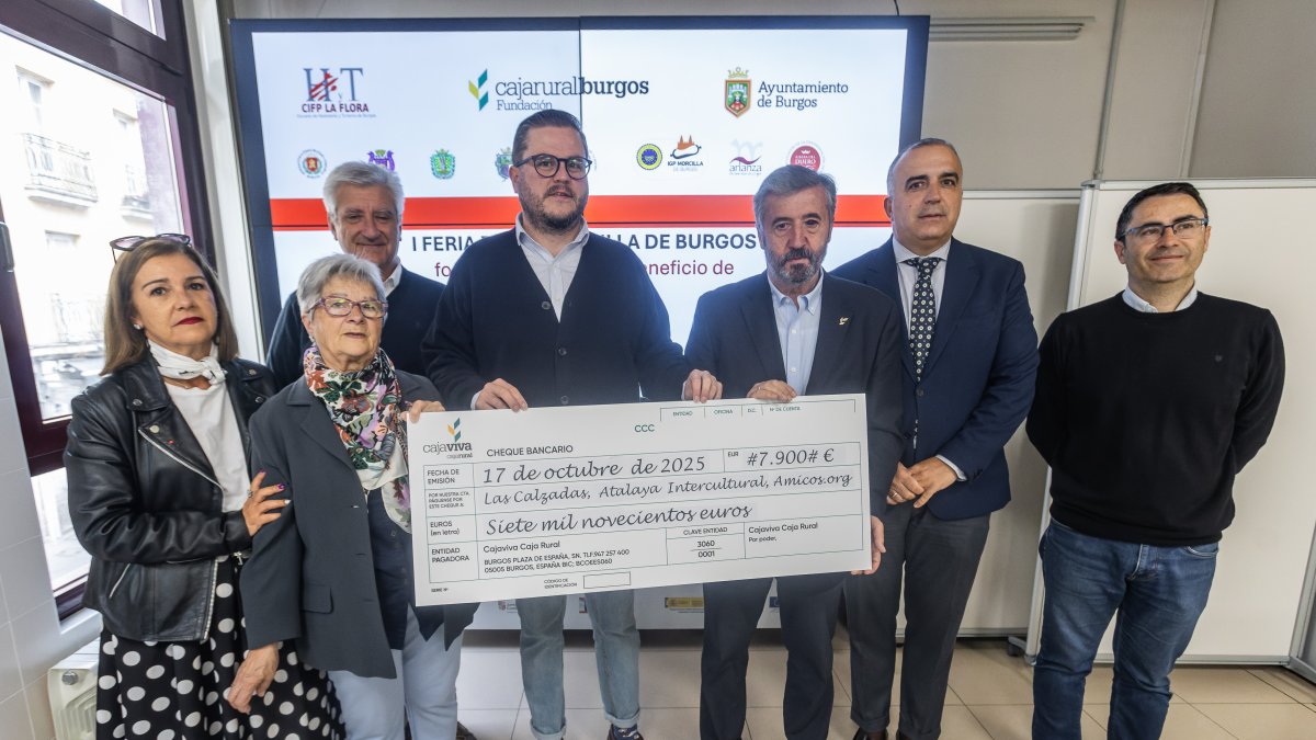 Un momento del acto para entregar la recaudación de la primera Feria de la Morcilla, en la Escuela de Hostelería y Turismo de Burgos.