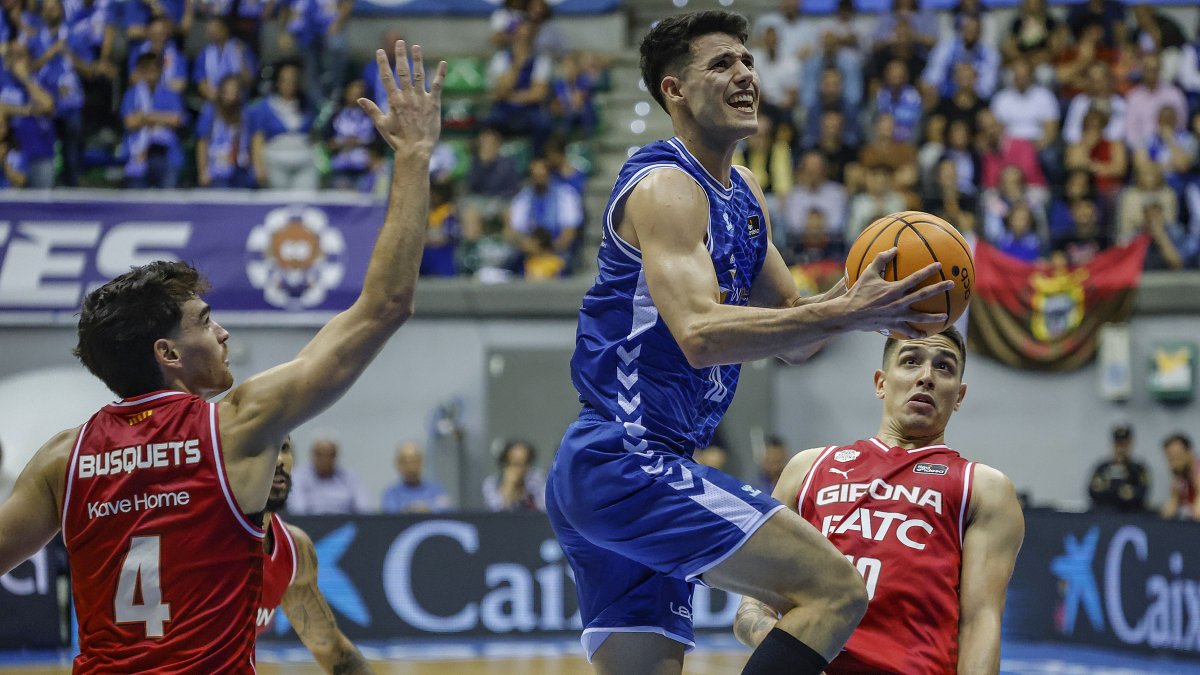 Corbalán encara el aro durante el partido contra Girona.