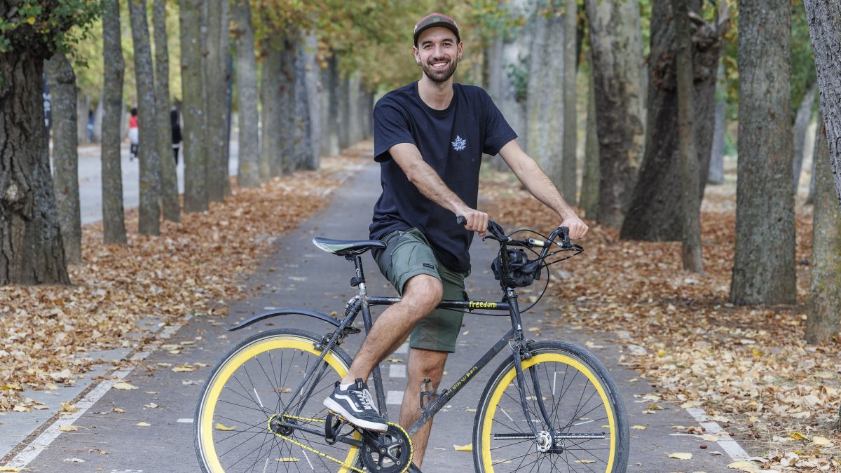 Pablo posa con una bici en el Paseo de la Quinta, tras su regreso a Burgos.