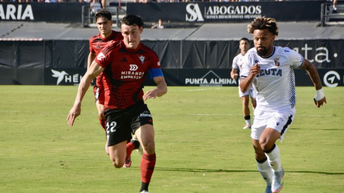 Imagen del partido entre el Ceuta y el Mirandés.