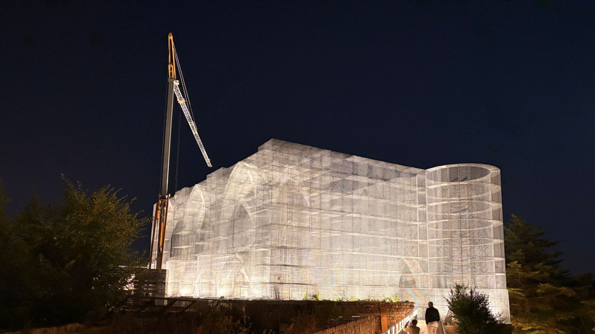 Pruebas de iluminación del palacio de Alfonso X recreado con malla metálica, en el Castillo de Burgos.