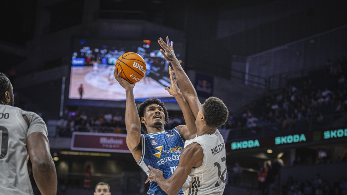 Samuels Jr. lanza a canasta durante el partido.