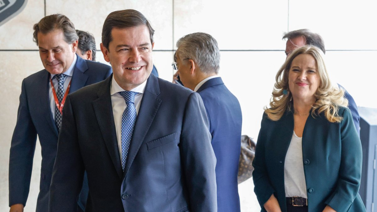 Fernández Mañueco accede al Fórum junto a la alcaldesa de Burgos, Cristina Ayala, minutos antes de la inauguración del XXVIII Congreso Nacional de la Empresa Familiar.